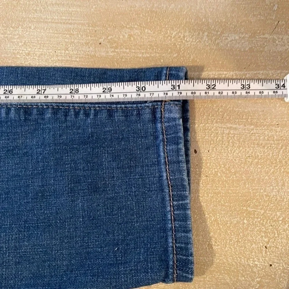 FOREVER21+ distressed jeans with studded detail. Cotton/spandex blend.
Size: 18 - Picture 11 of 12